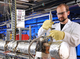 An einer Stoßwellenrohranlage optimieren DLR-Experten den Verbrennungsprozess. Foto: DLR