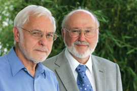 Wissenschaftler um den Chemiker Prof. Dr. Gerhard Höfle und den Biologen Prof. Dr. Hans Reichenbach haben vor mehr als zwanzig Jahren in Bodenbakterien die Epothilone entdeckt. Foto: HZI/Gramann