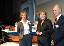 Vlnr.: Prof. Dr. Karin Lochte, Direktorin des Alfred-Wegener-Instituts für Polar- und Meeresforschung in der Helmholtz-Gemeinschaft, Dr. Angela Merkel, Bundeskanzlerin, Prof. Jürgen Mlynek, Präsident...