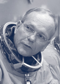 Hans Schlegel vor Trainingsbeginn im Johnson Space Center. Bild: NASA