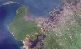 Die Stadt Lhoknga an der Westküste von Indonesien wurde durch den Tsunami am 26.12.2004 vollständig zerstört, zeigt die Aufnahme des Ikonos-Satelliten. Foto: NASA