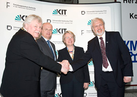 Horst Hippler, Peter Frankenberg, Annette Schavan und Eberhard Umbach besiegeln die neue Verbindung. Foto: Forschungszentrum Karlsruhe/Markus Breigl