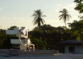 Einer der drei Messcontainer an der Tropenstation in Surinam. Der Sonnensucher auf dem Dach des Containers, welcher dem Lauf der Sonne folgt, lenkt das Sonnnenlicht zur Vermessung der Atmosphäre in...
