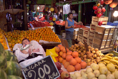 Biologische Vielfalt muss nicht nur im Urwald sondern auch in der Landwirtschaft erhalten werden, um die Ernährung der Menschheit zu sichern (abgebildet ist hier ein Obststand auf einem Markt in...
