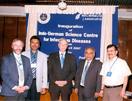 Einweihung des IG-SCID in Neu Delhi. Von links: Prof. Dr. Rudi Balling und Prof. Dr. G. Singh Chhatwal, HZI, Prof. Dr. Jürgen Mlynek, Prof. Dr. Nirmal K. Ganguly (ICMR), Prof. Dr. Seyed Hasnain,...