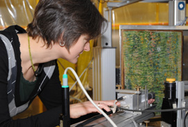 Mit der intensiven Synchrotronstrahlung konnte das Expertenteam sehr geringe Mengen an Quecksilber und Antimon aus den unteren Farbschichten messen. Foto: Manfred Schulze-Alex