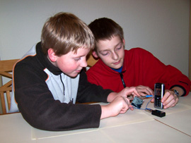 Einen Tag lang untersuchten Jugendliche, wie ein Handydisplay funktioniert. Foto: Helmholtz-Zentrum Berlin