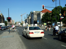 An verkehrsreichen Straßen ist nicht nur die Unfallgefahr größer sondern auch die Belastung mit Feinstaub und Schadstoffen für die Atemwege und die Haut. Foto: Franziska Roeder