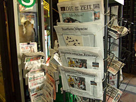 Zeitungsstand am Bahnhof Hackescher Markt in Berlin. Foto: Franziska Roeder