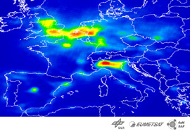 Über den Ballungsräumen Europas wie der Po-Ebene, Rotterdam, Antwerpen und dem Ruhrgebiet sind die Stickstoffdioxid-Konzentrationen in der Troposphäre im Jahresmittel deutlich höher. Bild:DLR