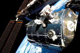 Hans Schlegel bei seinem Außenbordeinsatz während der Columbus-Mission am 13. Februar 2008. Bild: ESA/NASA