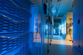 Das Grid Computing Centre Karlsruhe (GridKa) ist einer der Hauptknotenpunkte eines weltweiten Rechnernetzverbundes, um Daten aus dem Large Hadron Collider am CERN auszuwerten. Foto: FZK