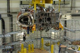 Umsetzen des ersten Magnetmoduls, das Bestandteil des Stellarators WENDELSTEIN 7-X ist. Foto: B. Kemnitz
