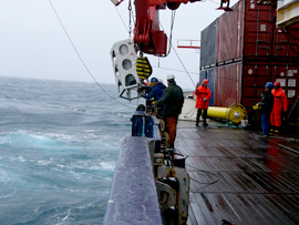 Eine Senkstofffalle wird zu Wasser gelassen. Mit der Falle werden zum Meeresgrund absinkende Algen aufgefangen. Foto: Alfred-Wegener-Institut