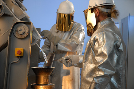 Ausgebaut werden soll auch die weltweit einzigartige Technologieplattform für die Magnesium-Forschung am GKSS-Forschungszentrum Geesthacht. Dort werden neue Leichtbaumaterialien entwickelt....