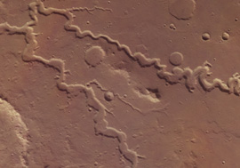 Das Bild zeigt die Region Xanthe Terra im Marshochland, wie sie von der deutschen Stereokamera HRSC auf der ESA-Raumsonde Mars Express aufgenommen wurde. Gut sichtbar ist das Talsystem Nanedi Valles,...