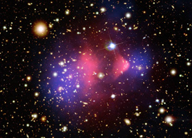Die Überlagerung von Aufnahmen mit Gravitationslinsen (Blau) und Röntgenteleskopen (Rot) weist auf die Existenz Dunkler Materie im „Bullet Cluster“ hin. Bild: NASA