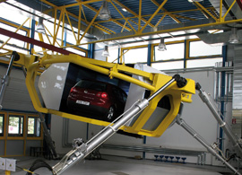 Simulatoren wie der Bewegtsimulator des DLR spielen eine wichtige Rolle bei der Entwicklung neuer Fahrerassistenzsysteme. Bild: DLR