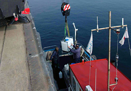 Nach der Beprobung der Helgoländer Reede mit dem Diker werden die Container mit 400 Liter Seewasser mit einem Kran des Wasser- und Schifffahrtsamt an Land gebracht. Bild: AWI
