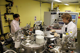 Sowohl Dünnschichtsolarzellen aus Silizium als auch Solarzellen aus anderen Halbleitermaterialien werden am HZB untersucht. Foto: Helmholtz-Zentrum Berlin