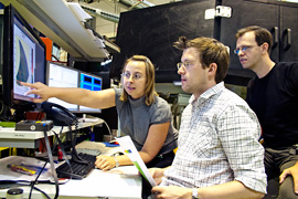 Ein Teil des Forscherteams am Experimentierplatz E2 des Berliner Forschungsreaktors am HZB (v.l.n.r. Kirrily Rule, Jonathan Morris und Bastian Klemke). Bild: Andre Alain Rouviere