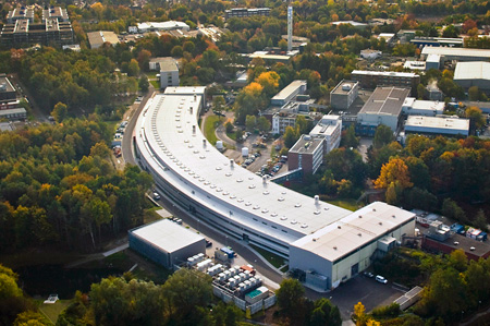 Die PETRA III-Experimentierhalle ist knapp 300 Meter lang und nimmt 30 neue Experimente auf. Foto: DESY