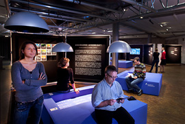 Besucher der Wanderausstellung Wunderkammer Wissenschaft im Berliner Technikmuseum. Foto: Helmholtz/Fesseler