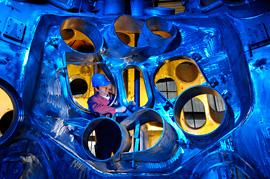 Arbeit an einem Teilstück des Außengefäßes für Wendelstein 7-X. Bild: IPP