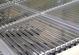 Solarreceiver aus transparenten Glasröhren. Durch diese Glasröhren wird das mit Eisenionen als Photokatalysator und geringen Mengen Wasserstoffperoxid vermischte Abwasser gepumpt, bis die...