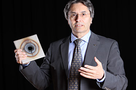 Prof. Hans Müller-Steinhagen mit einer Stahlplatte, bei der Sonnenenergie am Standort Koeln in kurzer Zeit ein Loch gebrannt hat. Foto: Thomas Klink