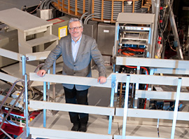 Prof. Günter Hasinger am IPP-Fusionsexperiment ASDEX Upgrade in Garching. Foto: IPP/Volker Steger