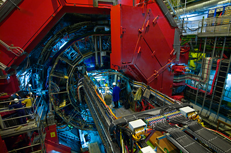 Einsetzen der ersten Tür des L3-Magneten, ein Bestandteil des Large Ion Collider Experiments ALICE am CERN, an dem das GSI Helmholtzzentrum für Schwerionenforschung maßgeblich beteiligt ist. Foto:...
