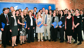 Prof. Jürgen Mlynek und Prof. Margret Wintermantel inmitten der Helmholtz-Akademie-Absolventen aller drei Jahrgänge. Bild: Jette Stolte