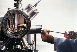 Anlage zur mikroskopischen Charakterisierung von Dünnschicht-Solarzellen. Bild: Helmholtz-Zentrum Berlin