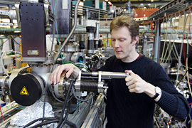 Christian Stamm an der BESSY II-Beamline zum Femtoslicing. Foto: Helmholtz Zentrum Berlin