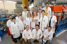 Ein Teil der Kernmannschaft präsentiert die Erzeugung von Element 114 vor dem TASCA-Separator. Foto: GSI/G. Otto