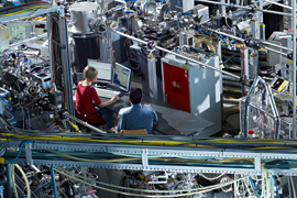 Arbeiten in der Experimentierhalle von FLASH bei DESY. Bild: Heiner Mueller-Elsner/Agentur-Focus.de