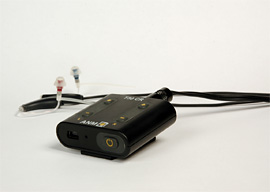 Über Kopfhörer spielt der Neurostimulator bestimmte Stimulationssequenzen ins Ohr des Patienten. Foto: ANM - Adaptive Neuromodulation GmbH