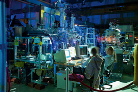 Eines der Experimente an den Messstationen in der FLASH-Experimentierhalle. Foto: DESY