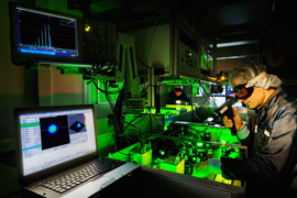 Die benötigten Ionenstrahlen für die Tumortherapie stammen nicht von einem Teilchenbeschleuniger, sondern werden von einem kompakten Laser erzeugt. dem 150 TerawattTi:Saphir Laser Draco. Bild:...