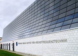 Die Fassade des Ferdinand-Braun-Instituts wurde mit CISSolarmodulen aus Kupfer, Indium und Schwefel der Firma Sulfurcell ausgestattet. Bild: FBH/P. Immerz