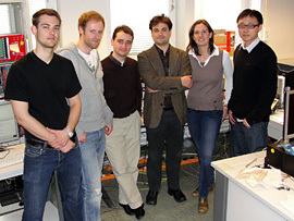 Das Team von Dr. Erika Garutti (5. v. l.): Niklas Hegemann, Maximilian Schmidt, Dr. Alessandro Silenzi, Dr. Martin Goettlich und Chen Xu. Bild: DESY