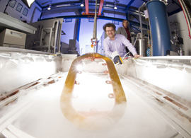 Prototyp: Spule für einen künftigen Generator an einem mit Flüssigstickstoff gefüllten Kühlbecken. Foto: Siemens