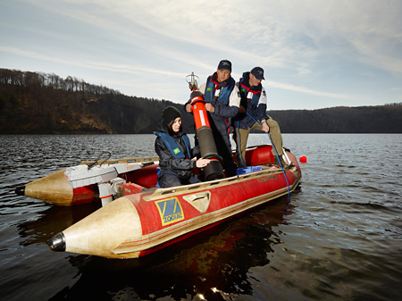 Water body researchers from the UFZ install a sensor at the Rappbode Dam. They are trying to find the cause for the over the past years continuously increasing amount of dissolved organic carbon in...