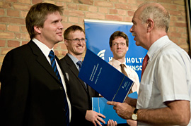 Prof. Jürgen Mlynek, Präsident der Helmholtz-Gemeinschaft, übereicht die Zeugnisse an die Absolventen der Helmholtz-Akademie. Bild: Helmholtz/Marschalsky