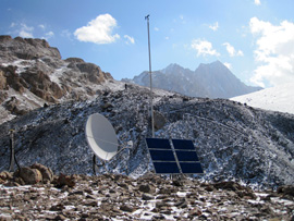 Aufbau einer hydrometeorologischen Station am Abramov-Gletscher, Kirgisistan. Bild: GFZ