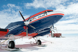 Polar 6 mit blitzenden Turbo-Propellern, aufgenommen an der Novo-Station, 6.12.2011. Bild: Johannes Käßbohrer, Fielax, Bremerhaven