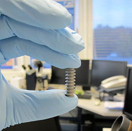 Ein Bioimplantat aus Magnesium: Der Prototyp einer Kreuzbandschraube. Bild: HZG