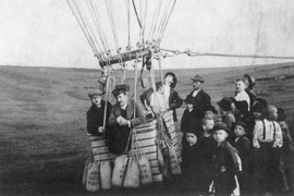 Victor Hess (rechts im Ballonkorb) wird nach einer seiner Ballonfahrten in den Jahren 1911/12 von Neugierigen umringt.  Bild: Victor Franz Hess Gesellschaft