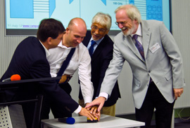 “FAIR-Tera-Net” wird mit symbolischem Knopfdruck in Betrieb genommen.